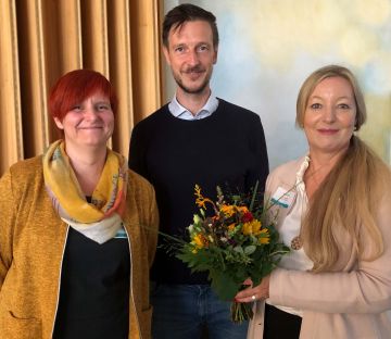 Jubiläumsfeier schulersetzende Projekte: Gruppenbild mit Bezirksstadtrat Lemm, Claudia spieckermann und Ria Schneider, Geschäftsführerin tandem BTL